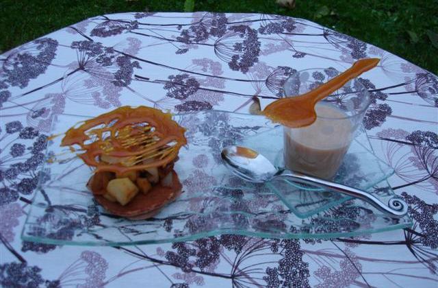 Petits pancake à la farine de châtaignes, compotée pomme poire façon mendiant, sauce à la confiture de lait - Photo par Sandrine Baumann