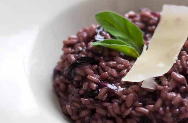 Risotto au vin rouge, à la sauge et à la Trevisana - Photo par Ré