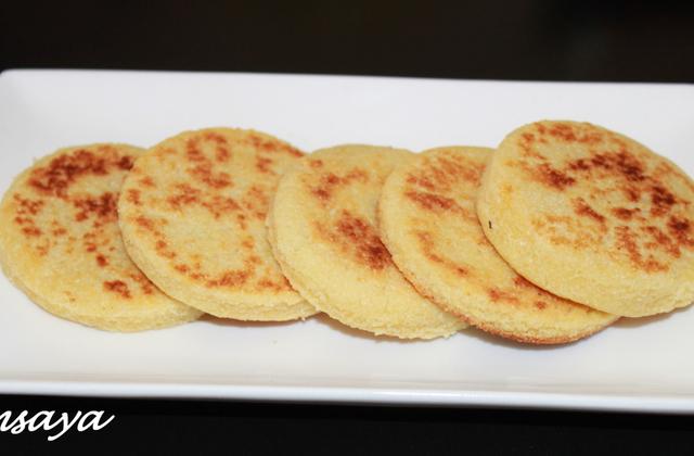 Mini harcha ou galette marocaine à la semoule - Photo par chamsaya