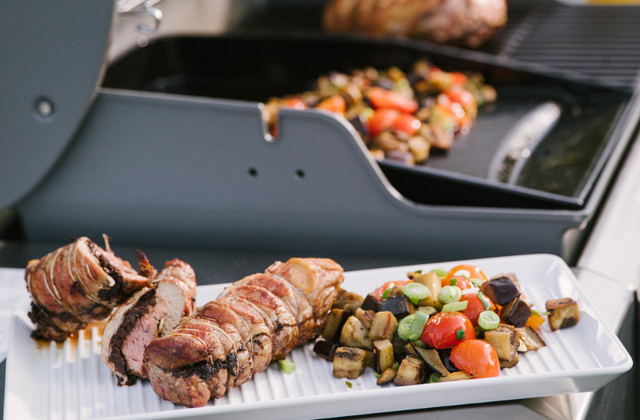Filet d’agneau à la tapenade et ail frit, aubergines au cumin - Photo par Barbecues Weber