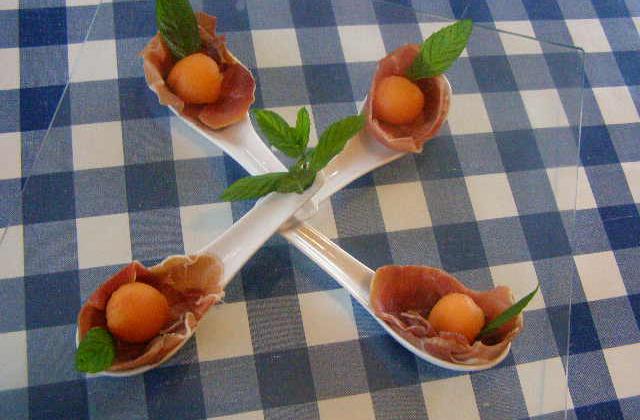 Billes de melon dans un écrin de saumon - Photo par findv