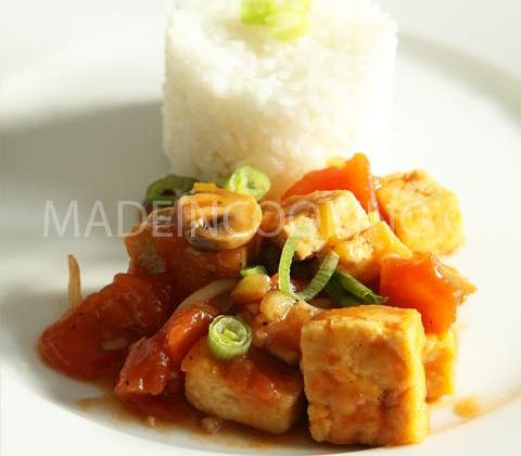 Tofu sauté aux tomates - Photo par madeincooking