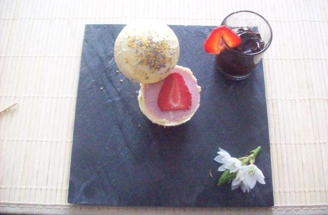 Sphère de chocolat blanc et mousse de fraises - dalyz