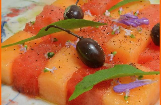 Salade de pastèque, melon, huile et olives de Nice AOP, roquettes à feuille d'olivier - Photo par Chef Damien
