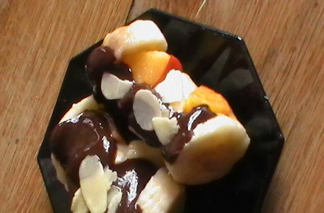 Mini-brochettes bananes/nectarines sur une fondue de chocolat aux amandes - speciaP