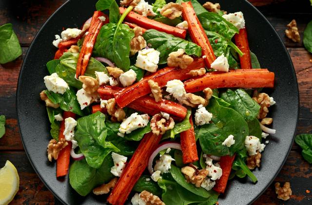 Salade de carottes rôties, pousses d'épinards, feta et noix - Photo par 750g