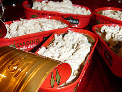 rillettes de sardine dans leur boite - Photo par joebot