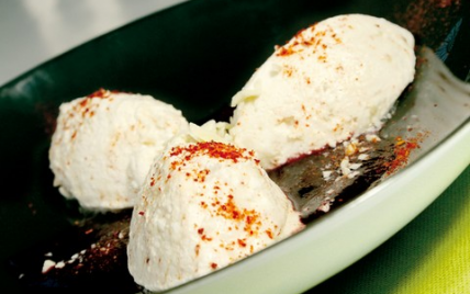 Quenelle de mousse de chocolat blanc au Piment d'Espelette et son coulis de fruit rouge - Piment d'Espelette