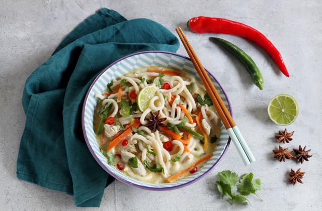 Soupe thaï au poulet, lait de coco et udon - Photo par Silvia Santucci
