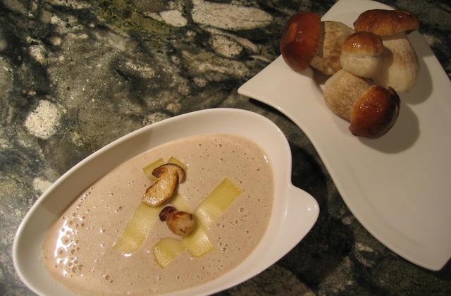 Velouté de cèpes et croquants de parmesan - Photo par stephajrV