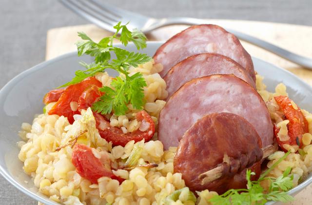 Saucisse de morteau et lentilles corail aux tomates confites - Photo par infocharcuteries