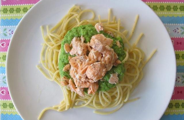 Spaghettis au saumon et crème de petits pois-menthe - Photo par eloala