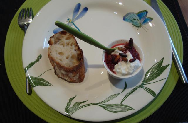 Gelée de betterave rouge, chantilly de chèvre en verrine - Photo par selfin