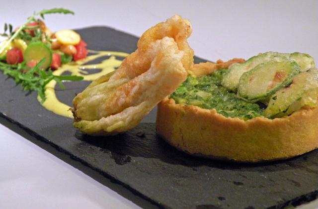 Sablé au caviar de courgette, fleurs en coulis et en tempura, petite salade croquante - Histoire de goûts