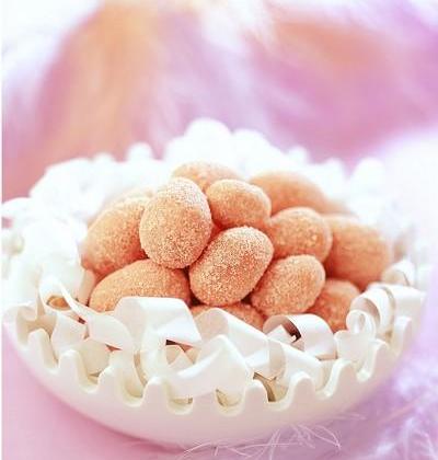 Œufs de Pâques en biscuits roses - Photo par Cedus Le sucre