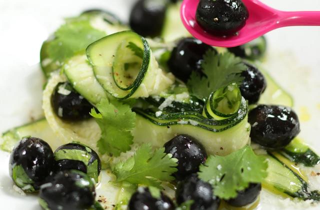 Olives noires d'Espagne - Entre filles - Olives d'Espagne et tagliatelles de courgettes - Photo par Saveurs d'Olives, Saveurs d'Espagne !