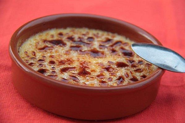 Crème brûlée savoureuse à la vanille - Photo par patchouka
