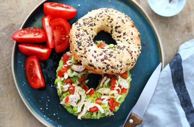 Bagel poulet, guacamole, tomates et oignon nouveau - Photo par Emilie Guelpa