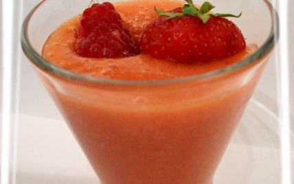 Smoothie fraise-framboise-pêche jaune - Photo par ingridQj