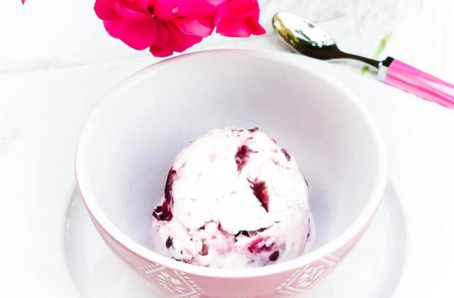 Glace au lait de brebis façon "Amarena" - Photo par La Table des Intolérants