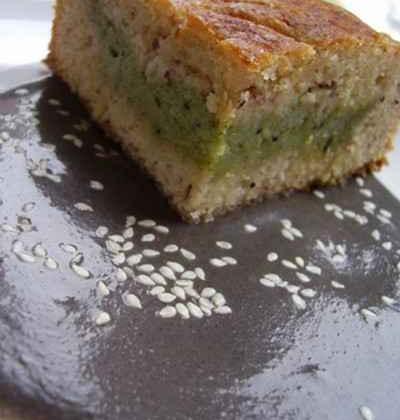 Gâteau basque au thé matcha et noisettes, Crème anglaise au sésame noir - misstiny