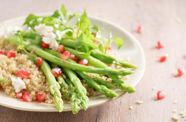 Salade de quinoa aux asperges et graines de grenade - Photo par 750g