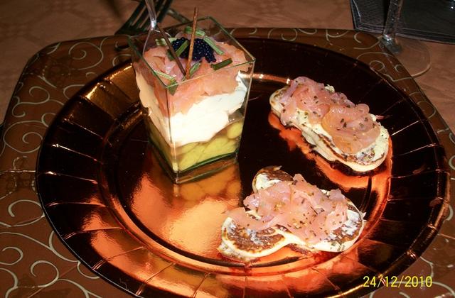 Verrines de saumon à l'avocat /saumon/boursin et ses minis barques saumonés - Photo par sakaro