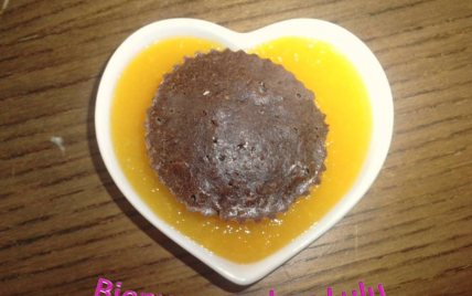 Mini cœur moelleux au chocolat sur son coulis de mangue - ameliepoulain732