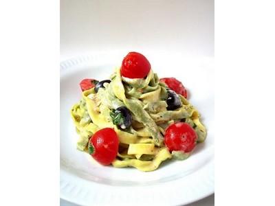 Fettuccine jaunes et vertes au chèvre frais, tomates, olives et herbes marinés - Photo par Edda Un déjeuner de soleil