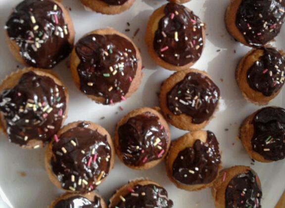 Cupcakes à la vanille glaçage chocolat - Photo par olie