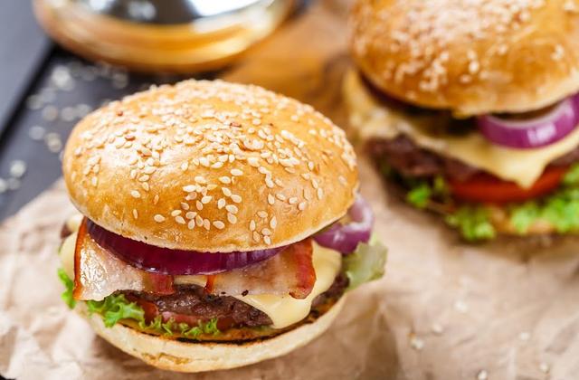 Burger au lard et oignons rouges - Photo par 750g