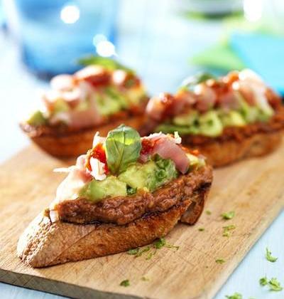 Bruschetta au pesto, tomate et tartare d'avocat au citron - Photo par Ensoleil'ades