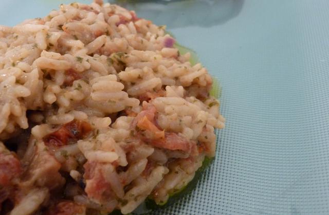 Cabillaud lardé au jambon de Parme et au pesto, et son petit risotto aux tomates séchées - Photo par miss o