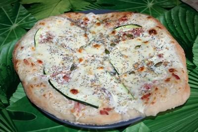 Pizza blanche lardons, courgettes et graines - Photo par sophieleb