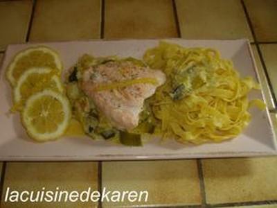 Saumon sur lit de poireaux aux crevettes grises - Photo par vachem