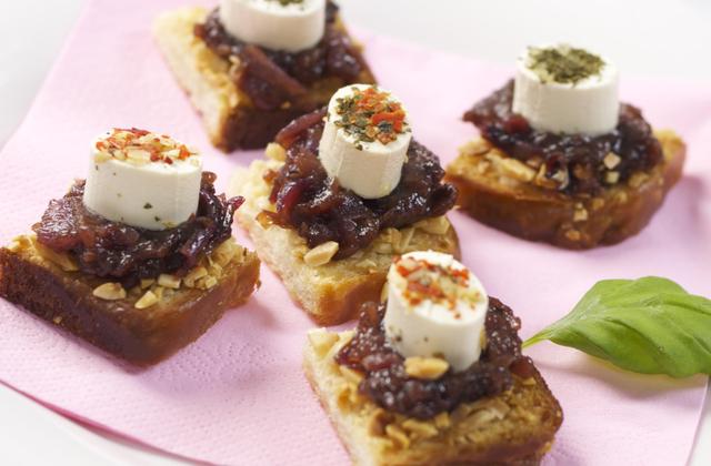 Croûtons aux amandes à la confiture d'oignons rouges et Apérivrais saveurs d'Italie - Photo par Quiveutdufromage.com