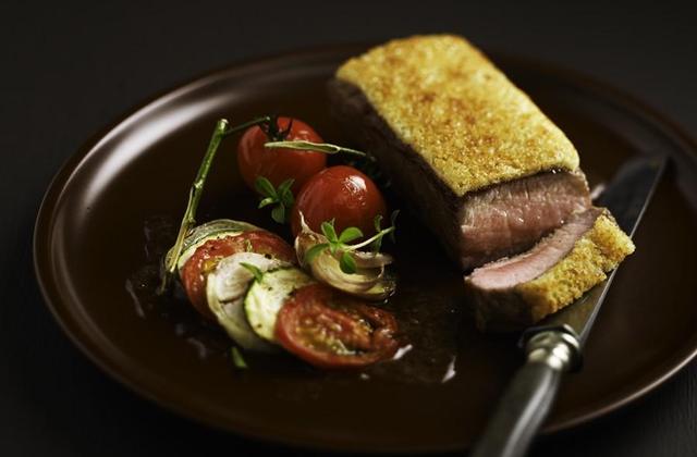 Filet d'agneau en croûte au parmesan et basilic - Photo par Editions GLD