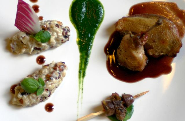 Pigeon rôti et son jus réduit au cassis, fricassée de blettes aux noisettes - Photo par Cédric de Coquillettes et Crustacés