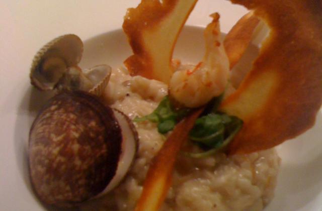 Risotto aux fruits de mer, tuile de parmesan - Photo par Cédric de Coquillettes et Crustacés