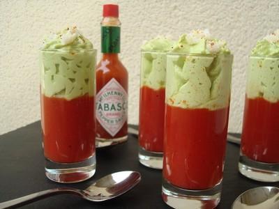 Gelée tomates, poivrons au Tabasco® et espuma d'avocat - Photo par Amora