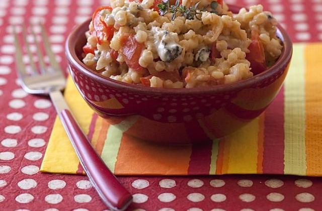 Risotto d'orge aux poivrons, tomates et roquefort - Photo par Passion Céréales
