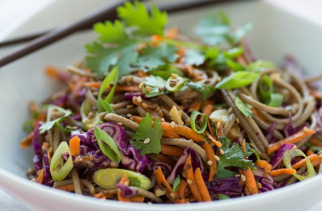 Wok de nouilles soba aux légumes - Photo par 750g