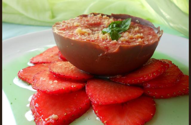 Mousse de fraise dans sa coque de chocolat au lait sur carpaccio de fraise au sirop de basilic - mauvelotus
