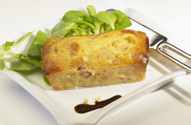 Cake au saumon, poireaux et fromage à raclette RichesMonts - Photo par 750g