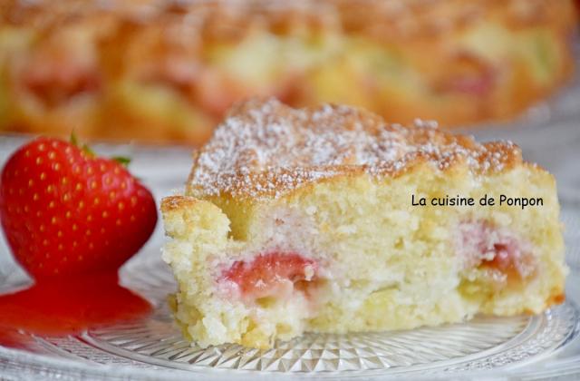 Gâteau moelleux à la rhubarbe et fraises - Photo par Ponpon