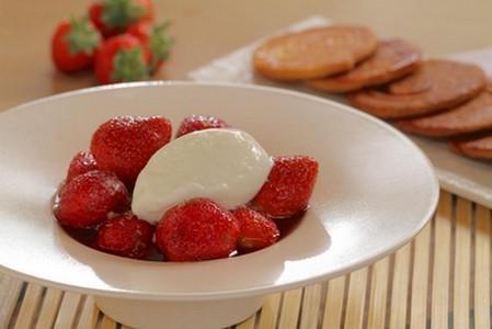 Nage de Charlottes de France à la citronnelle, arlettes et glace yaourt Louise Denisot - AOPn fraise