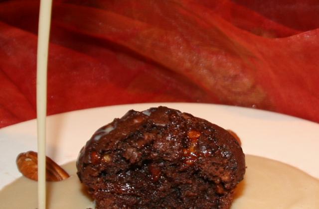 Moelleux au chocolat, noix de pecan caramelisées et sauce à l'erable - Photo par gourmandiz