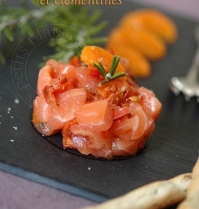 Tartare de saumon, tomates confites et clémentines - Photo par vienno