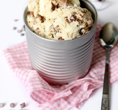 Glace Twix & caramel beurre salé (sans sorbetière) - Photo par Délice Céleste