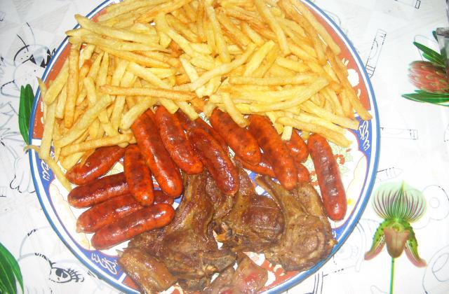 Barbecue de cotelettes saucisses de poulet et frites - Photo par adamou